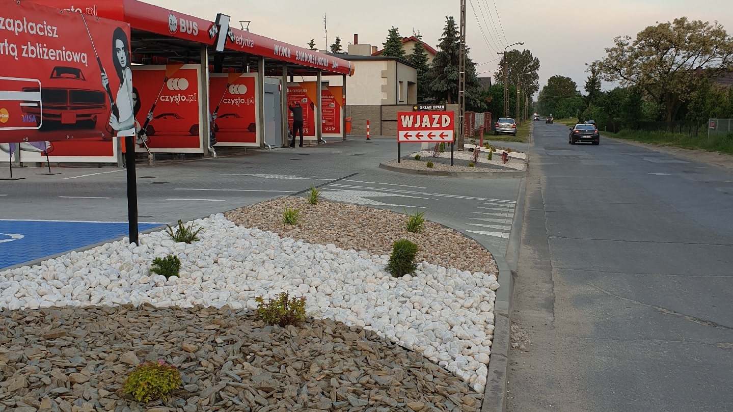 Wjazd na myjnię Jedynka przy ul. Jodłowej - oznakowanie 'WJAZD', kompleks myjni w tle.