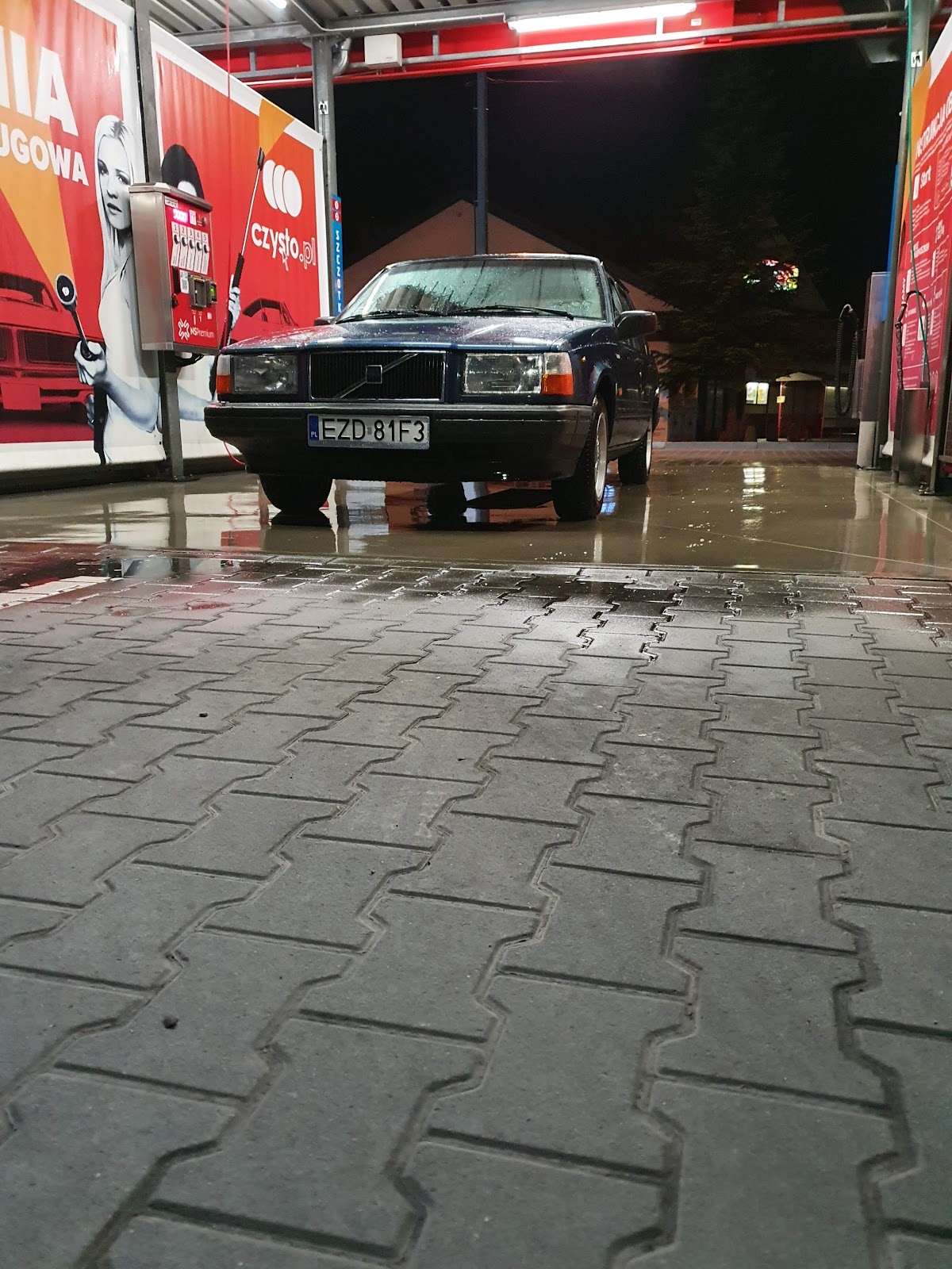 Czysty biały VW Golf na stanowisku po umyciu w myjni Jedynka.